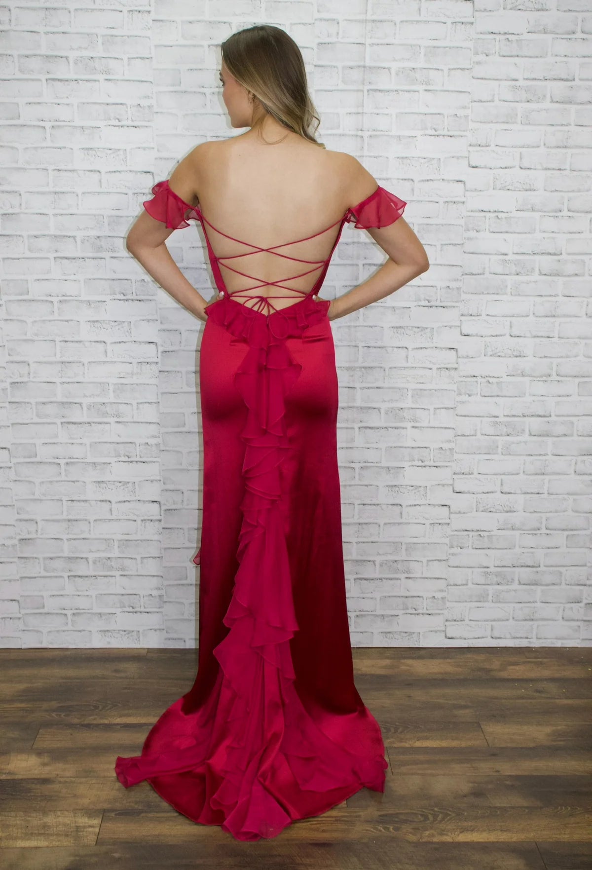 Robe Weitese en satin rouge, épaules dénudées et volants, fente haute pour une robe de bal romantique élégante et dos nu